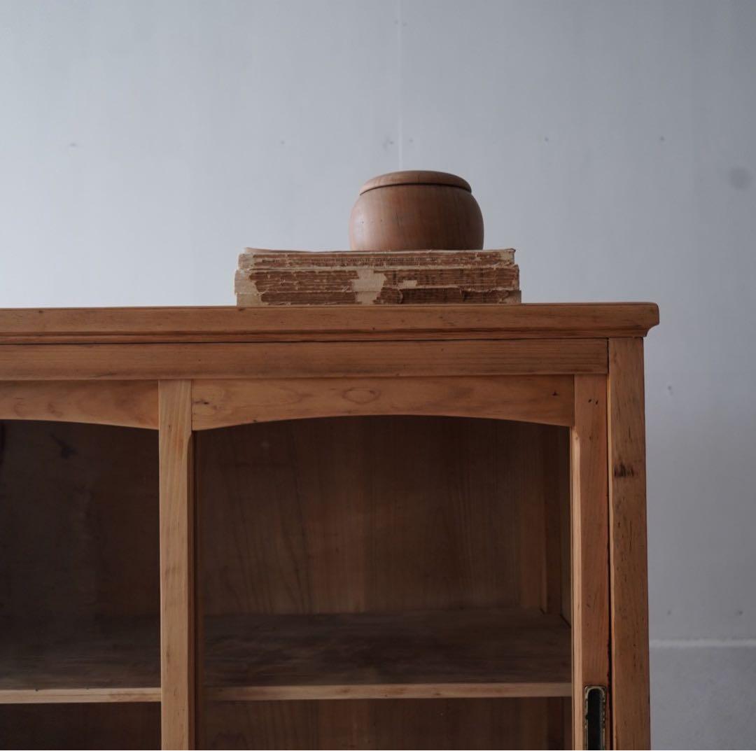 ガラス引戸のキャビネット