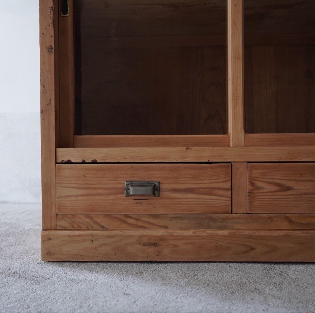 ガラス引戸のキャビネット