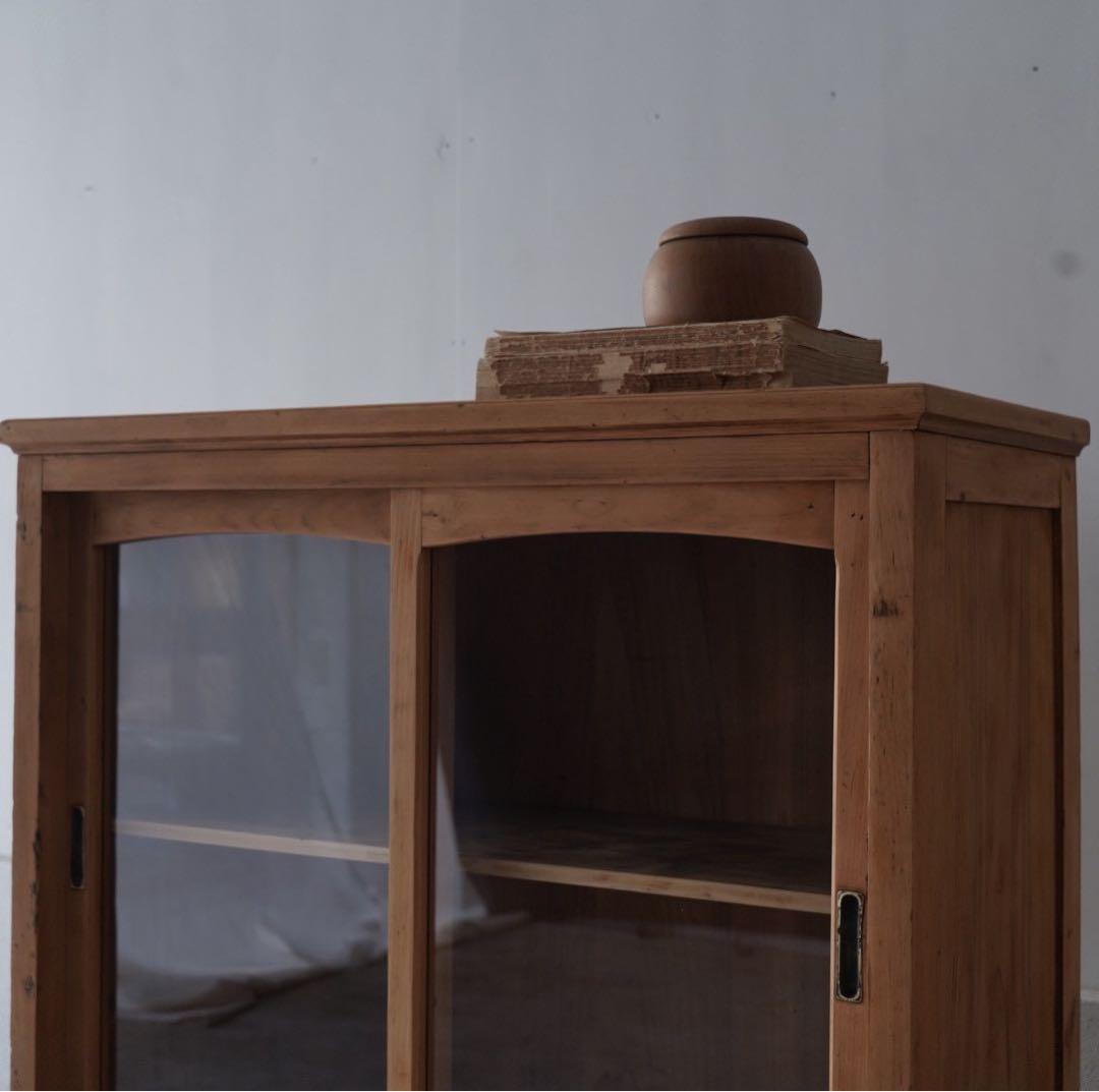 ガラス引戸のキャビネット