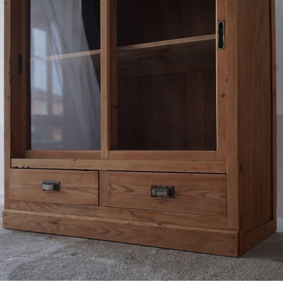 ガラス引戸のキャビネット