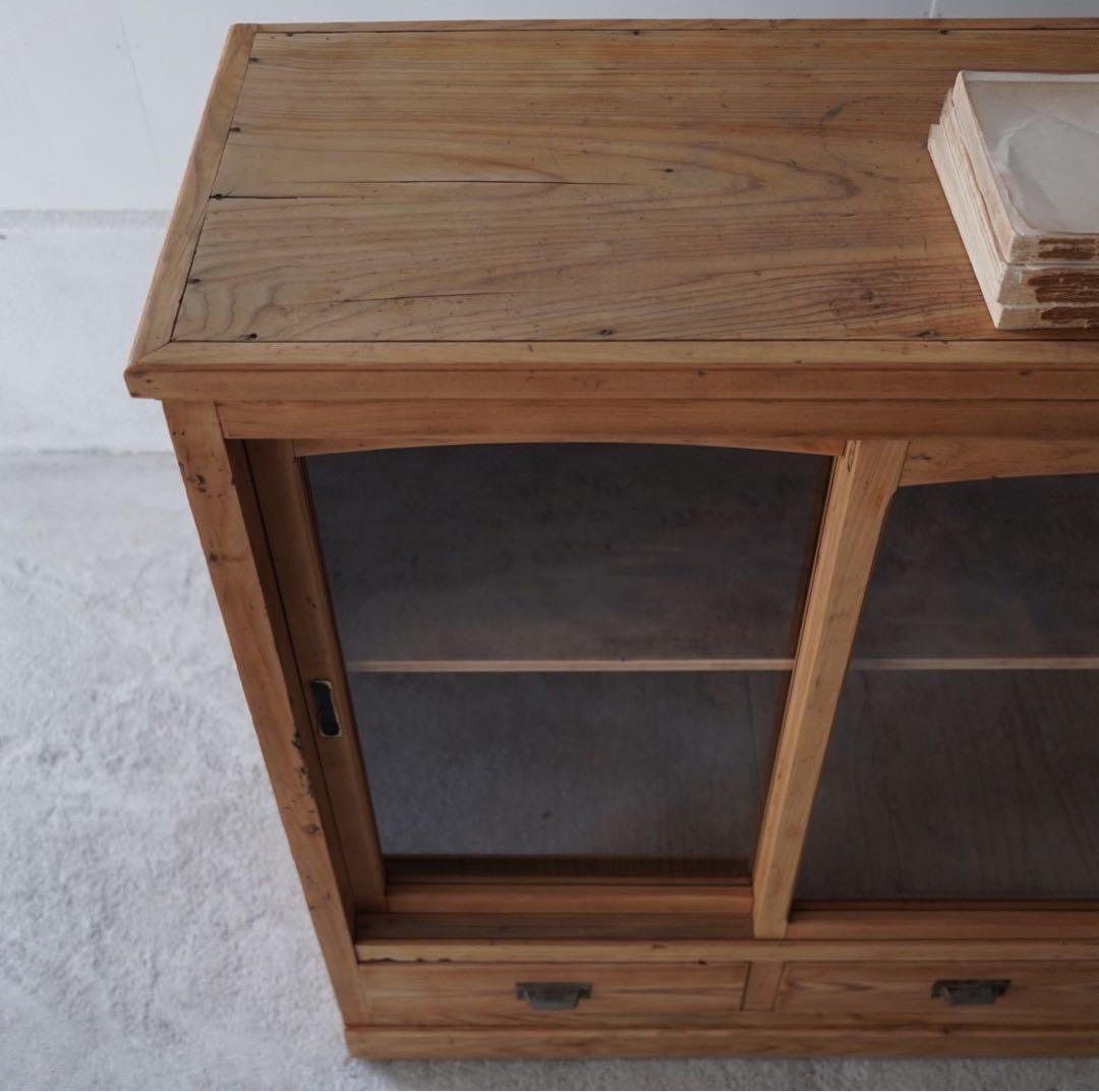 ガラス引戸のキャビネット