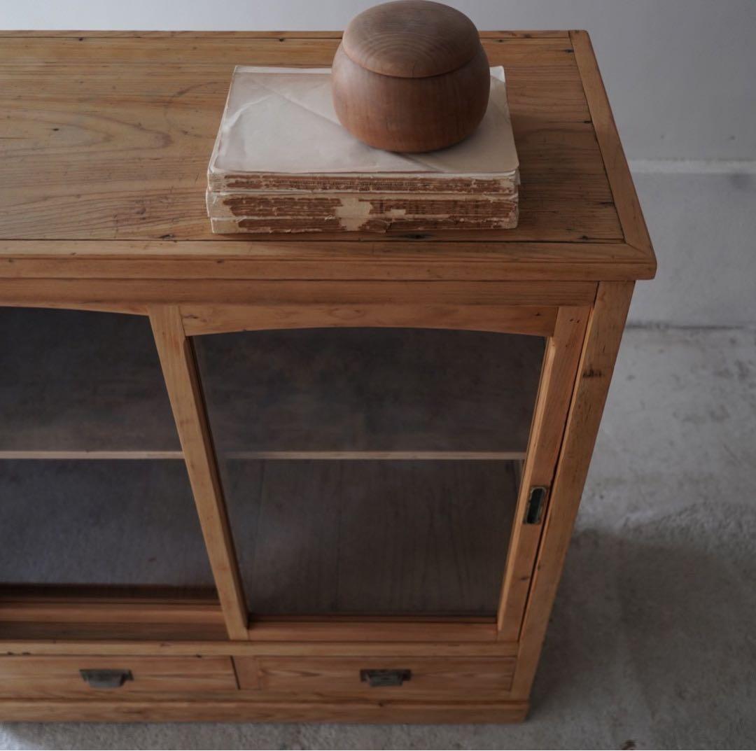 ガラス引戸のキャビネット