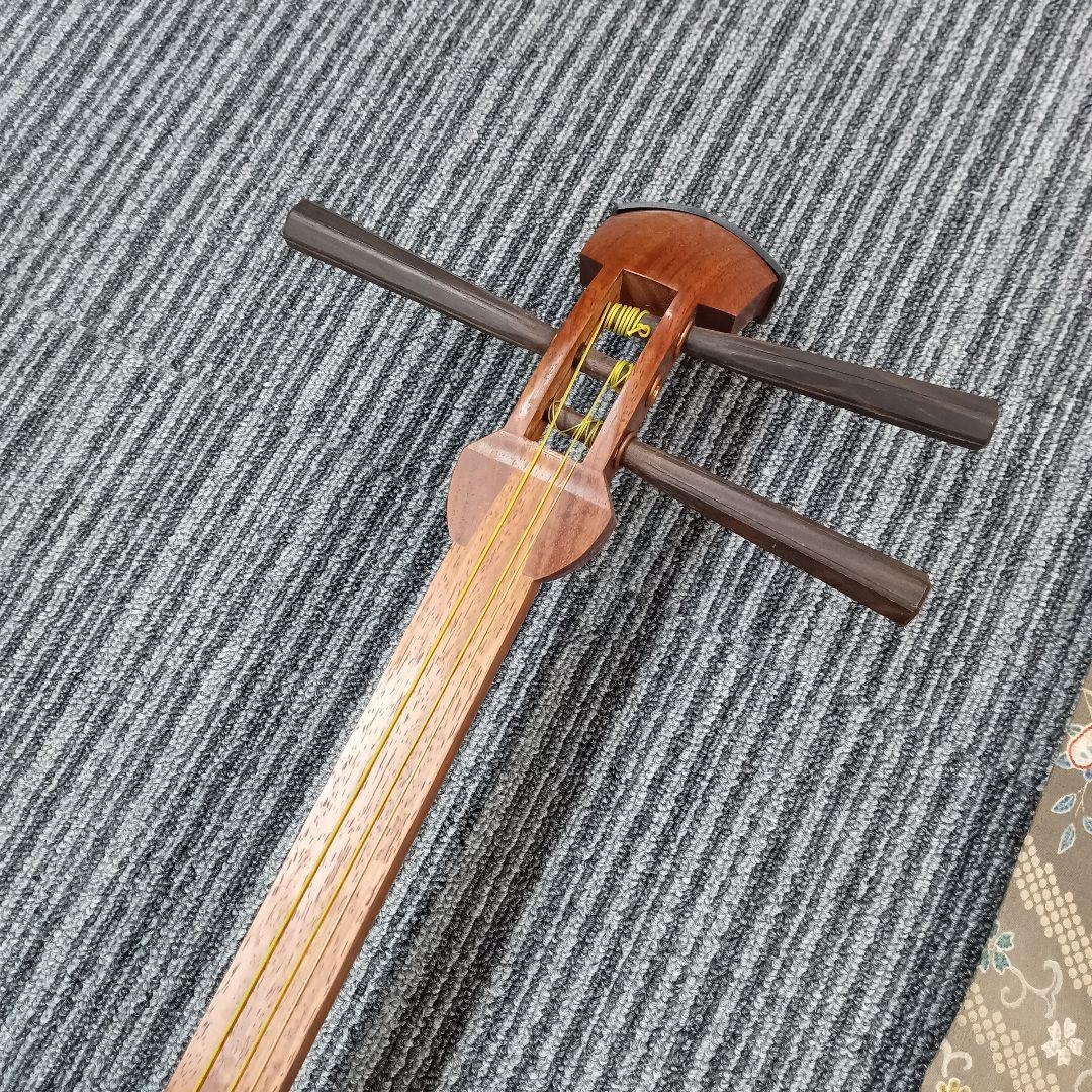 ♢B53 三味線 弦楽器 和楽器 胴掛け 収納袋付 破損あり 現状品