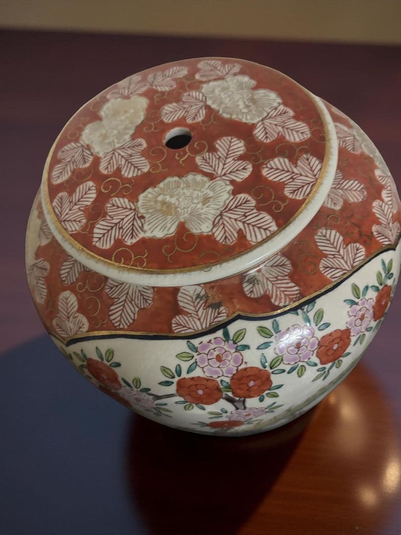 一粒万倍日 希少古い大きな伊万里焼　花と鳥のデザイン陶器壺