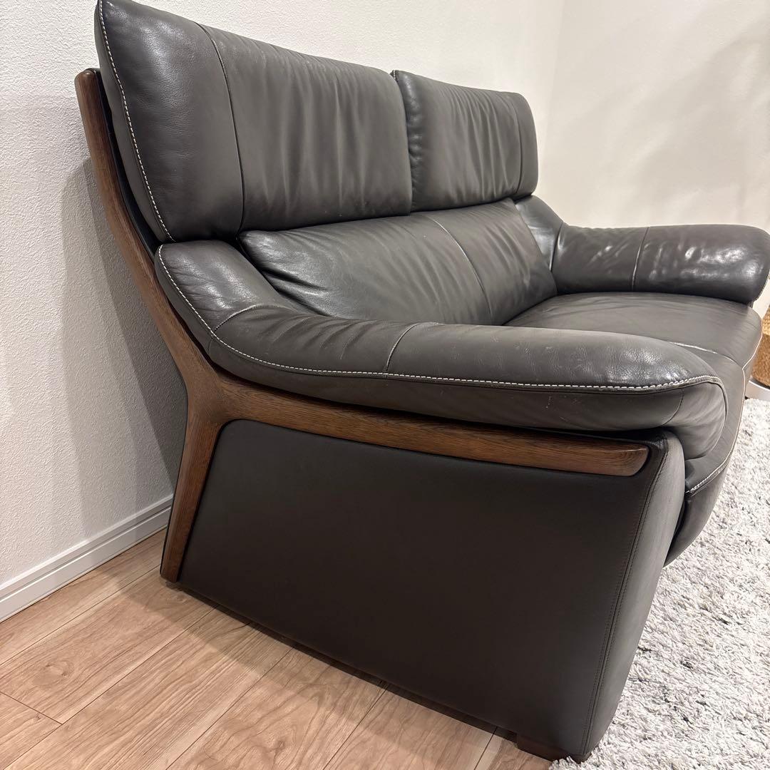 カリモク　ソファ　ブラックレザーソファ 木製フレーム付き