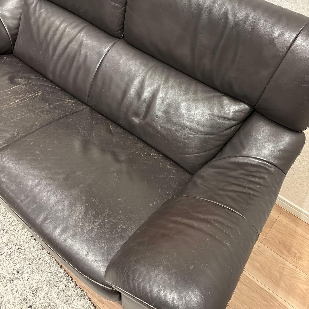 カリモク　ソファ　ブラックレザーソファ 木製フレーム付き