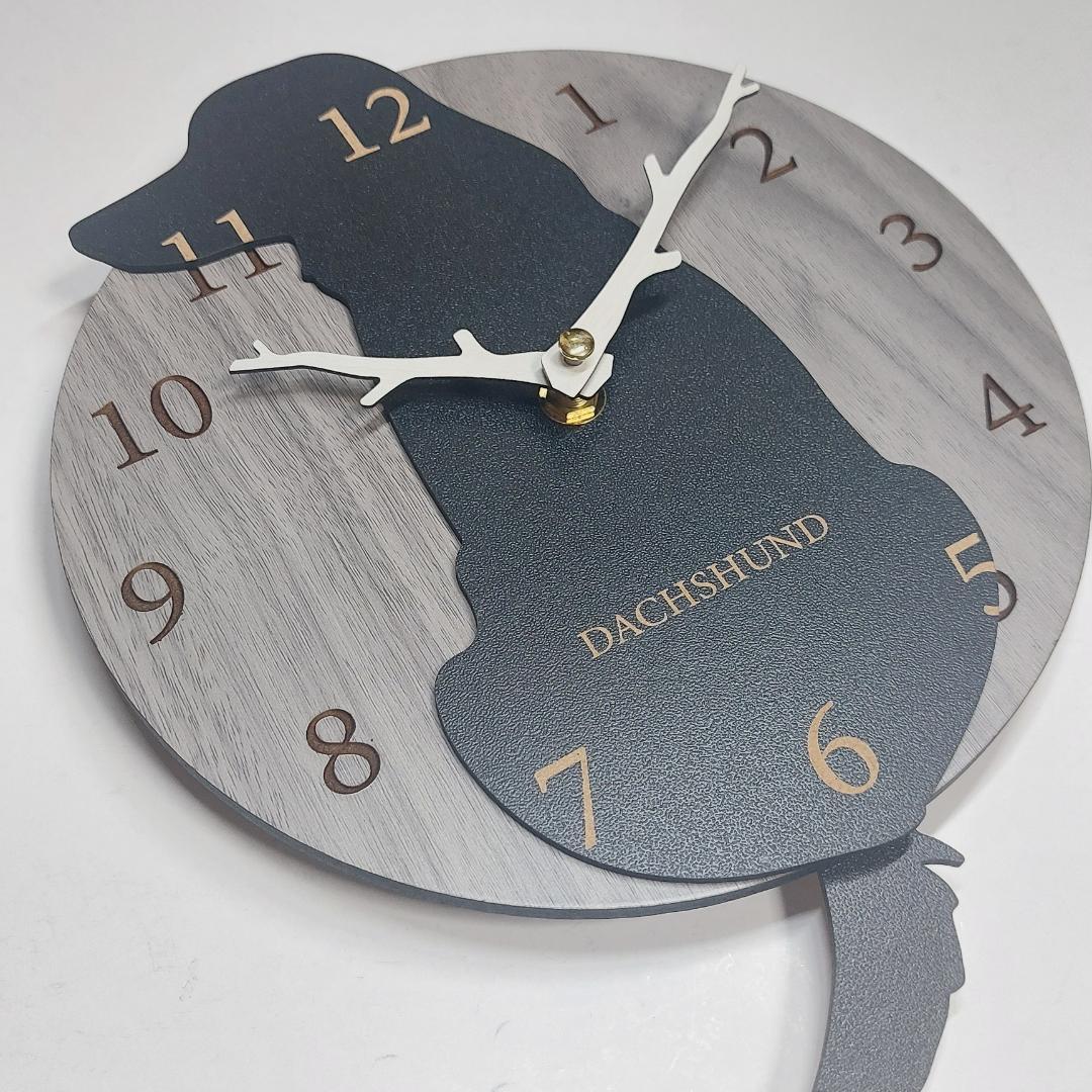 【期間限定値下げ】名入れ　しっぽ 振り子・はみ出し掛け時計 ダックスフンド　黒