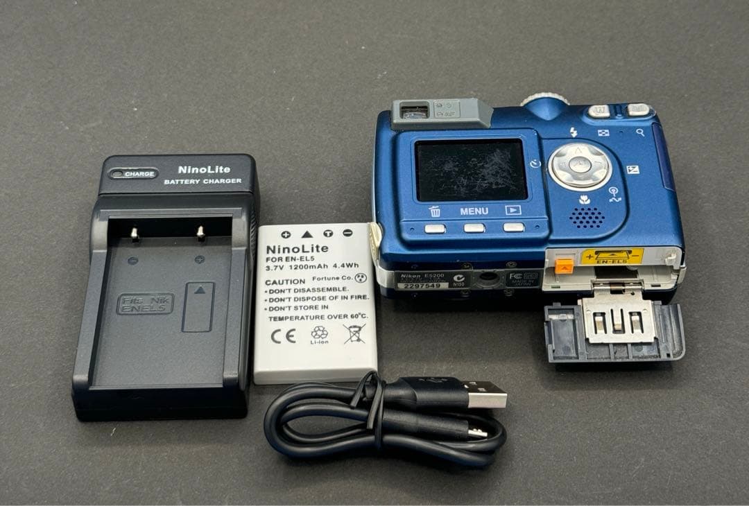 NIKON COOLPIX E5200 5200 プラチナブルー