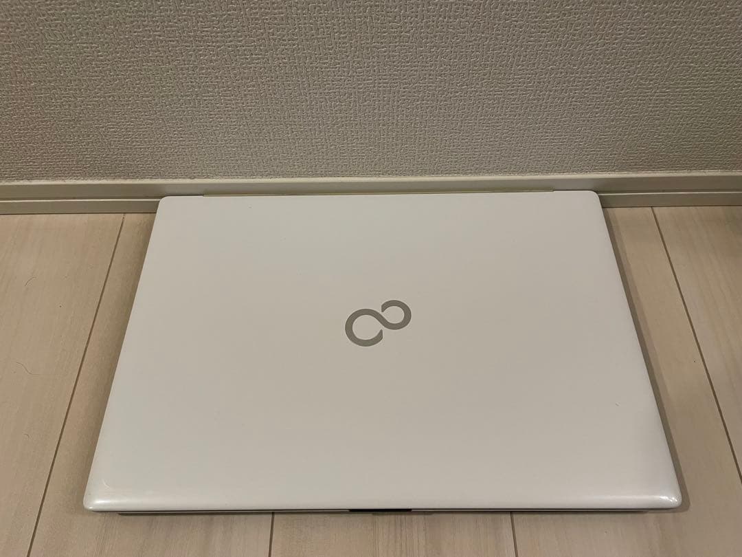 富士通 FMVWD3A37W i7 9世代 256GB Office