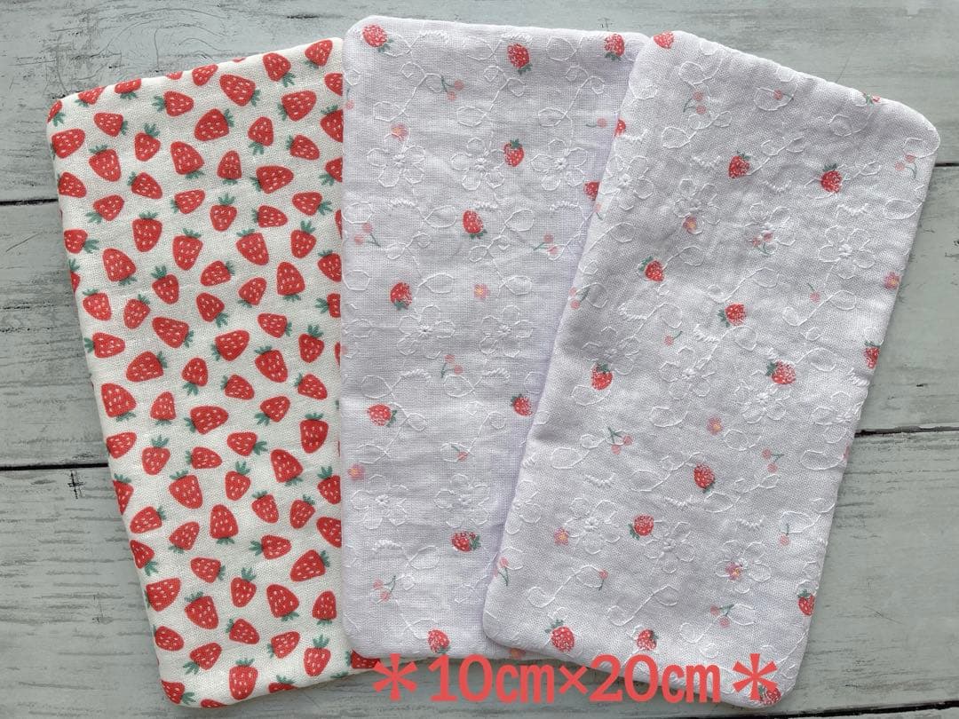 ダブルガーゼ＊ハンカチ＊ハンドメイド　いちご　2枚セット