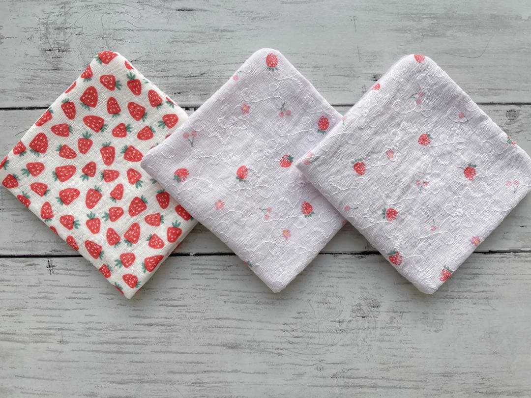 ダブルガーゼ＊ハンカチ＊ハンドメイド　いちご　2枚セット