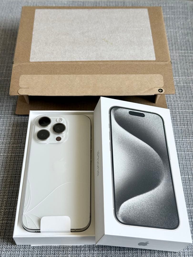iPhone15 Pro 256GB 白 画面割れ・背割れあり バッテリー94%