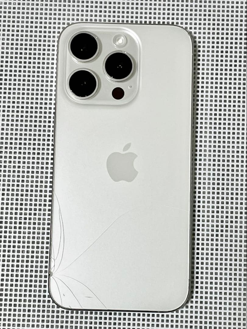 iPhone15 Pro 256GB 白 画面割れ・背割れあり バッテリー94%