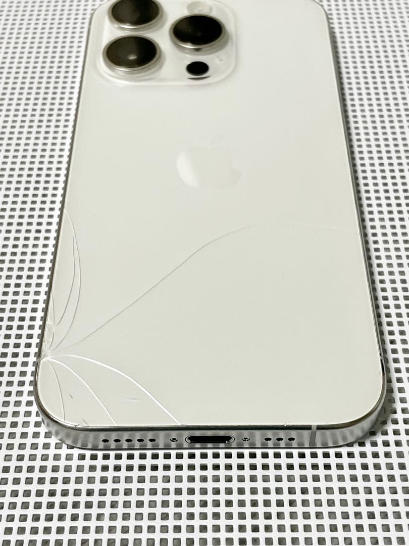 iPhone15 Pro 256GB 白 画面割れ・背割れあり バッテリー94%
