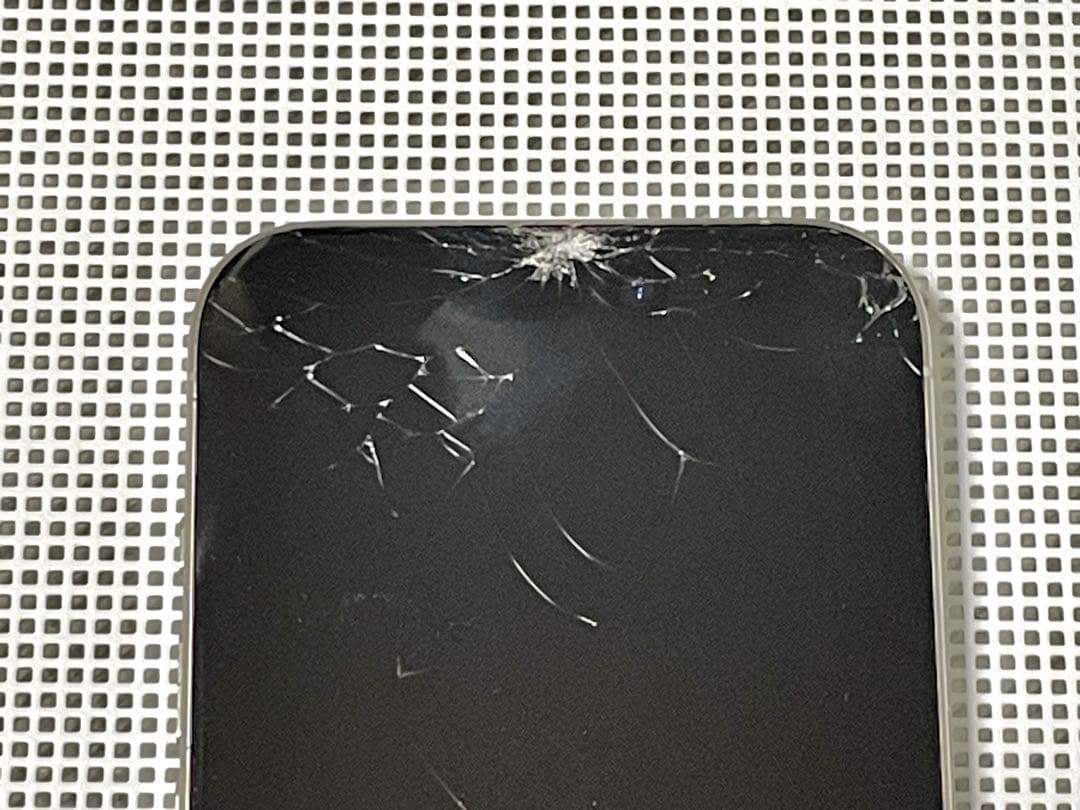 iPhone15 Pro 256GB 白 画面割れ・背割れあり バッテリー94%