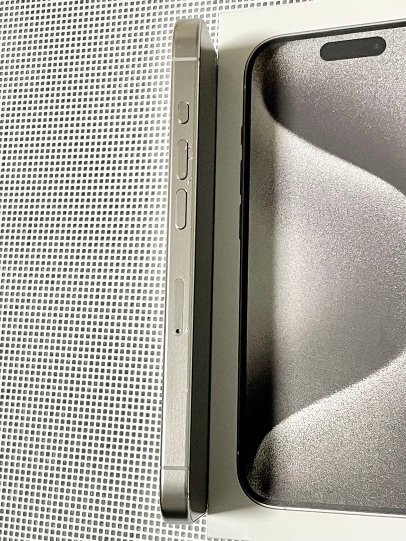 iPhone15 Pro 256GB 白 画面割れ・背割れあり バッテリー94%