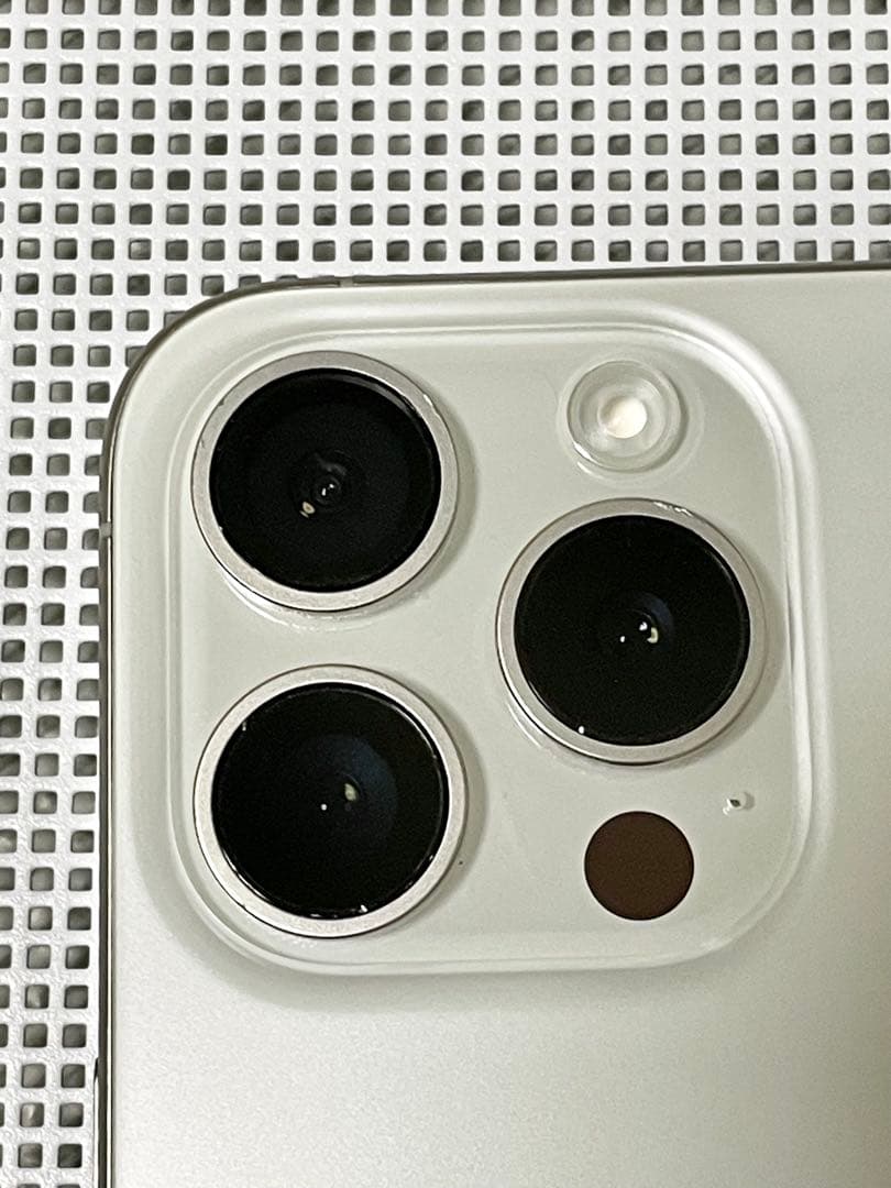 iPhone15 Pro 256GB 白 画面割れ・背割れあり バッテリー94%