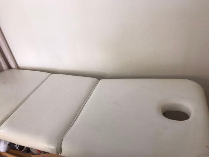 ほぼ新品　エステ、マッサージ用ベッド