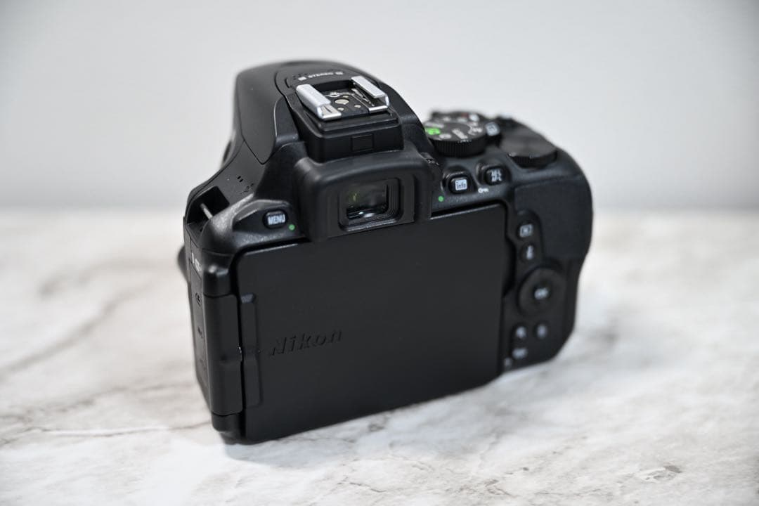 K*o様 Nikon D5600 VR ダブルズームキット (美品)