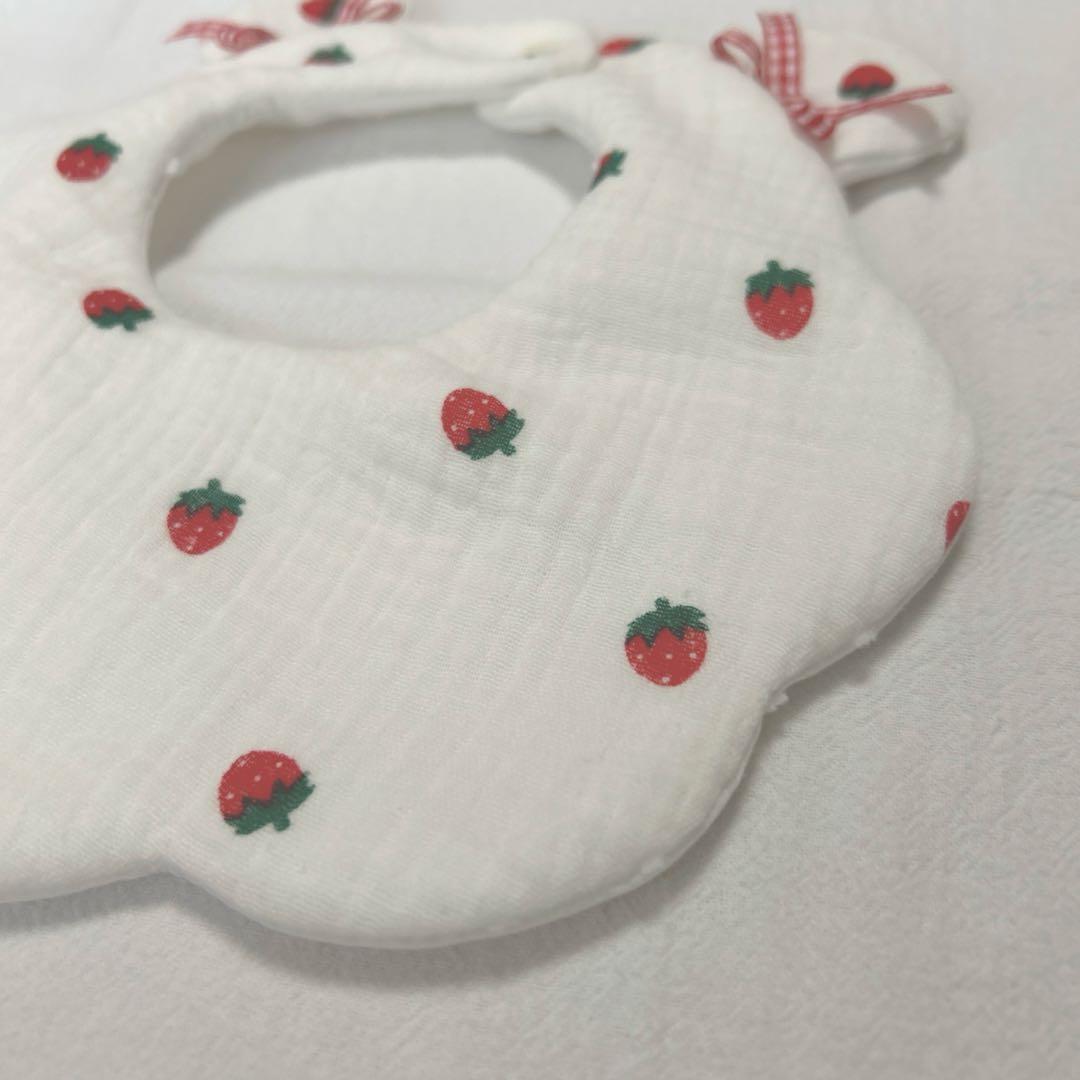 62 ハンドメイドスタイ　くま耳　いちご　リボン　ベビースタイ