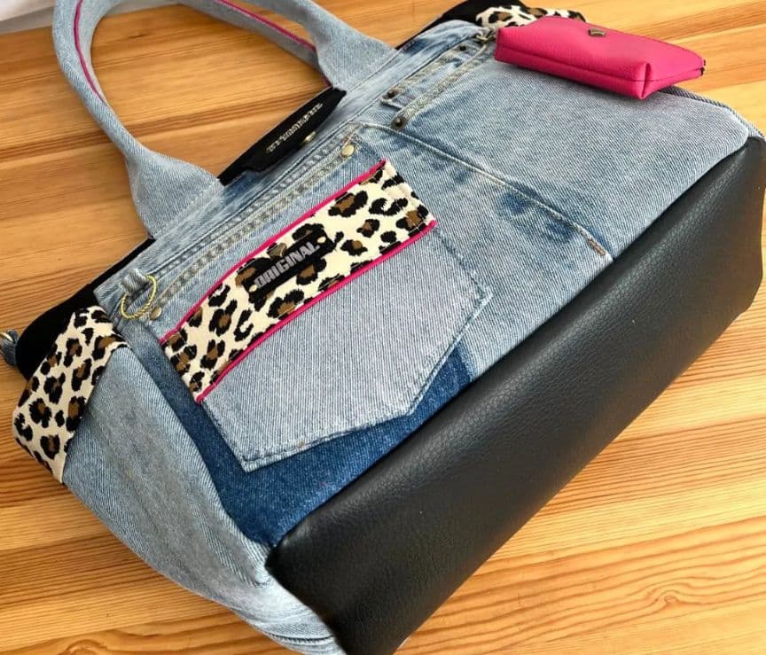 大きめデニムリメイクバッグ（LL）No.953☆トートバッグ　ミニミニポーチ