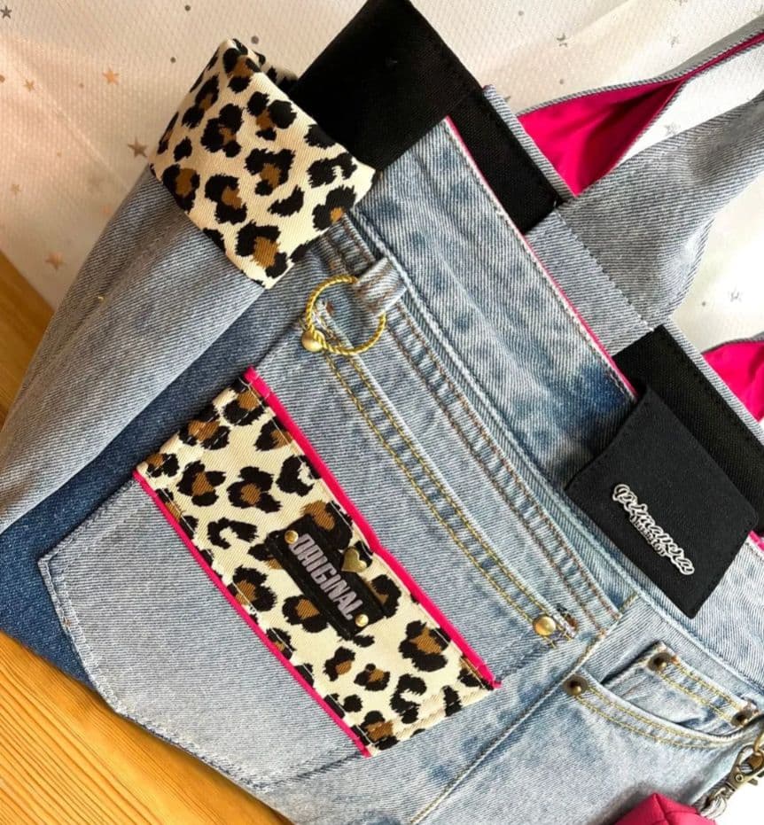 大きめデニムリメイクバッグ（LL）No.953☆トートバッグ　ミニミニポーチ