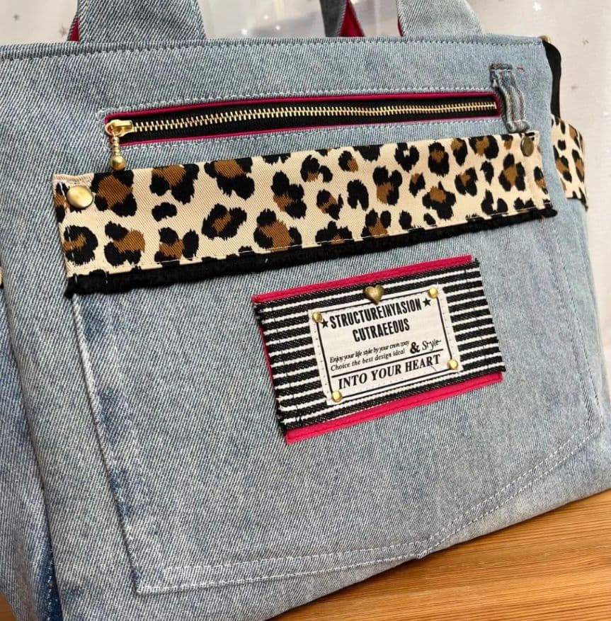 大きめデニムリメイクバッグ（LL）No.953☆トートバッグ　ミニミニポーチ