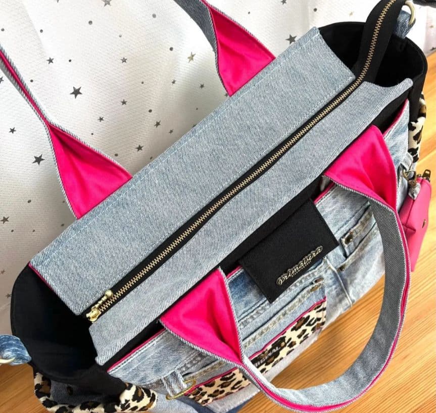 大きめデニムリメイクバッグ（LL）No.953☆トートバッグ　ミニミニポーチ