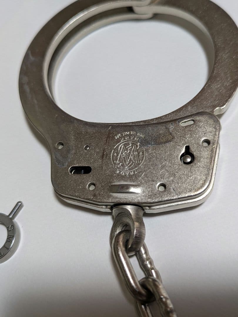 スミス & ウェッソン金属製手錠と鍵のセット