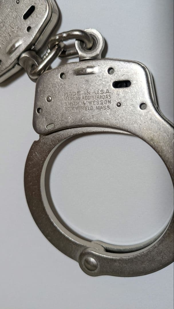 スミス & ウェッソン金属製手錠と鍵のセット