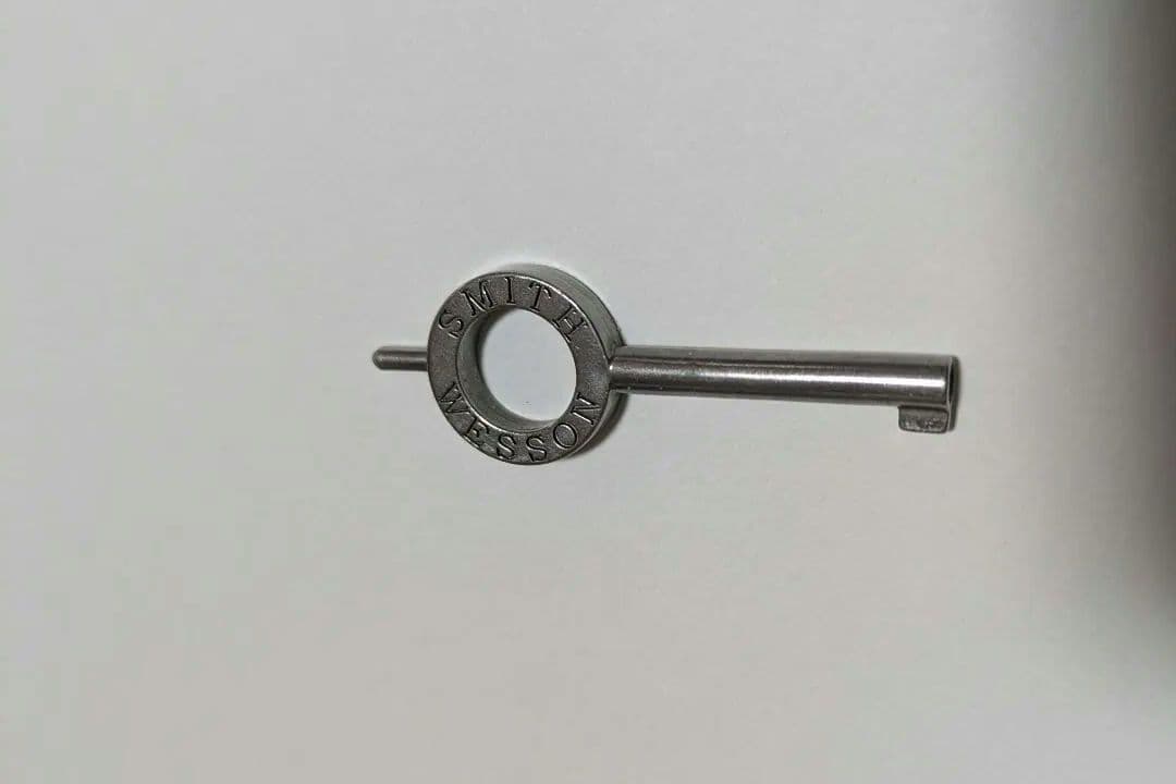 スミス & ウェッソン金属製手錠と鍵のセット