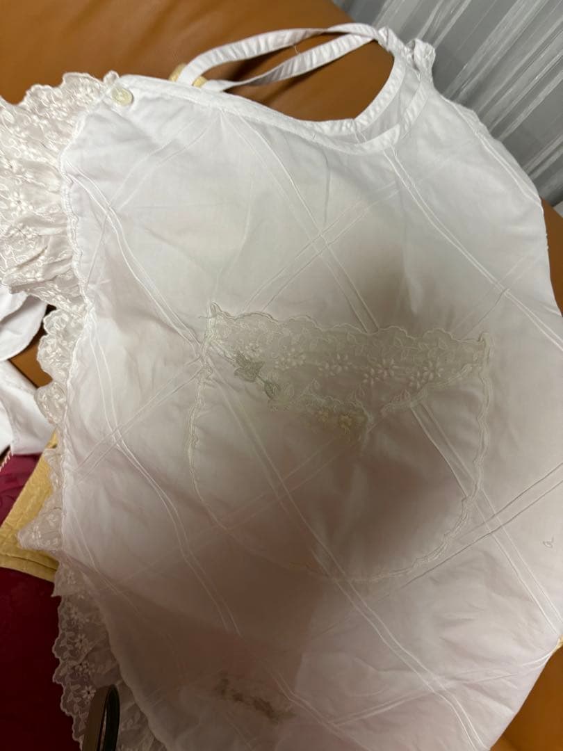 ヒスクーローネ　エプロン