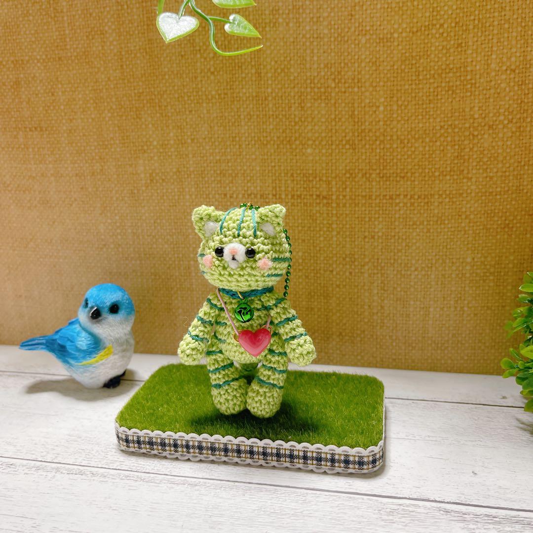 あみぐるみ　お耳ピーンなコロコロつぶら目ねこのコロトラちゃんストラップ☺︎