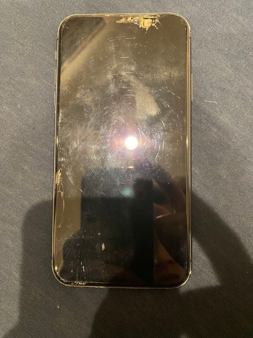 iPhone 11 本体 画面ひび割れあり