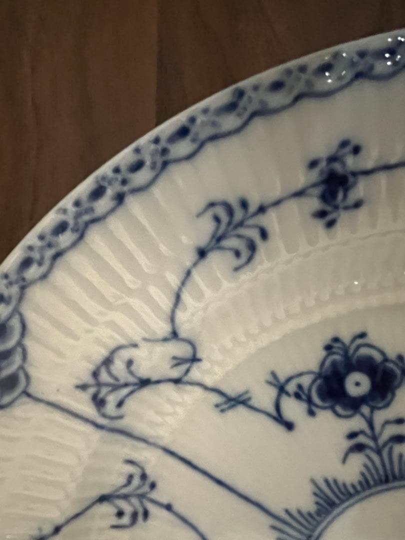 新品同様・未使用ブルーフルーテッド ハーフレース プレート 25cm