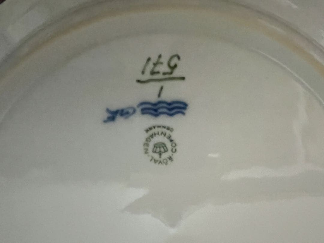 新品同様・未使用ブルーフルーテッド ハーフレース プレート 25cm