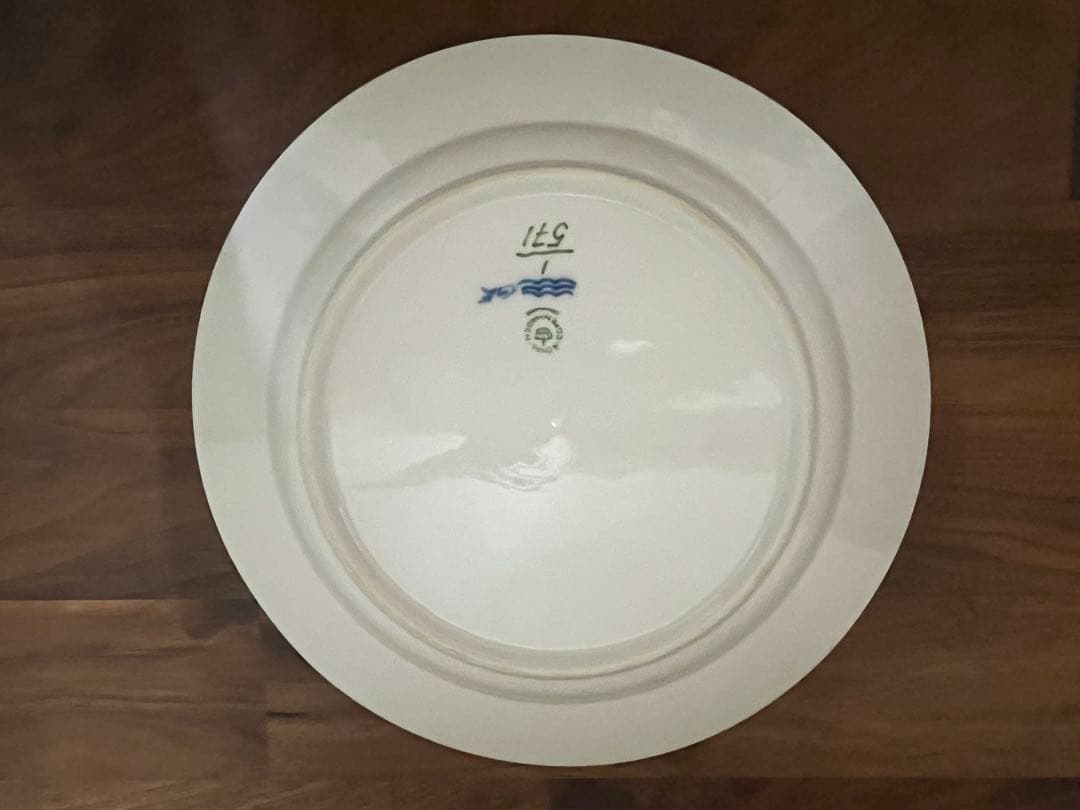 新品同様・未使用ブルーフルーテッド ハーフレース プレート 25cm