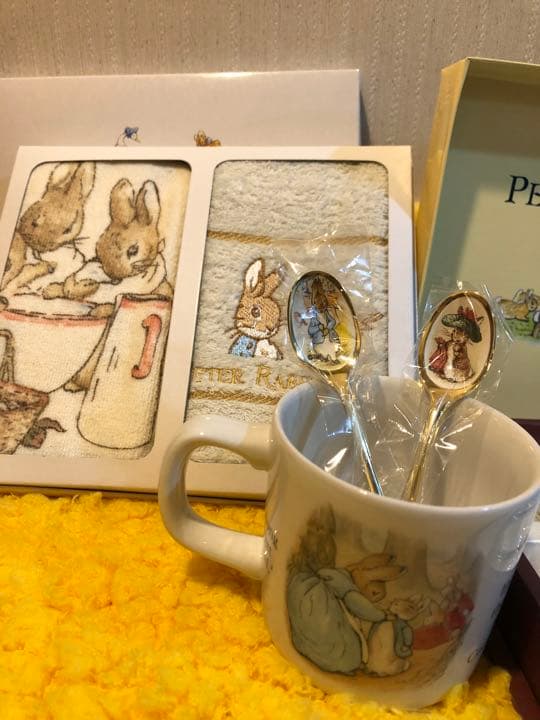 ピーターラビットの製品4種、絵本、マグカップ、スプーンセット　ハンドタオル