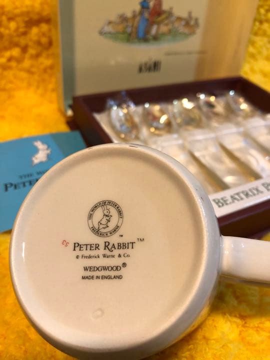 ピーターラビットの製品4種、絵本、マグカップ、スプーンセット　ハンドタオル