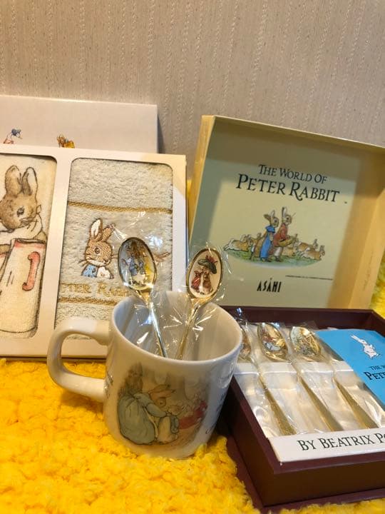 ピーターラビットの製品4種、絵本、マグカップ、スプーンセット　ハンドタオル