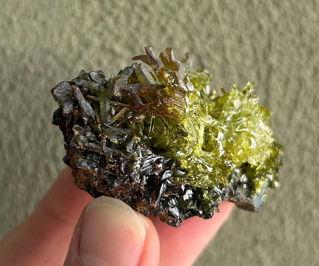 大幅値下げ 希少色 希少鉱物 ジンカイト 黄緑色結晶 天然石