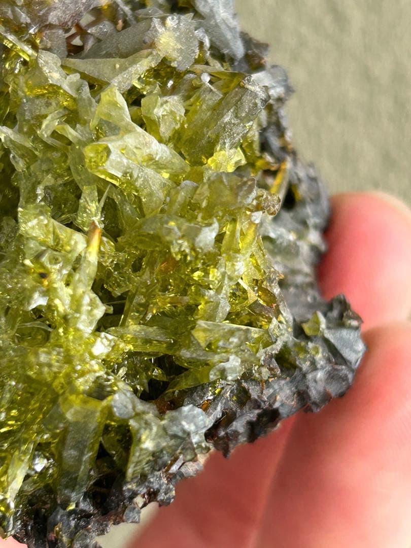 大幅値下げ 希少色 希少鉱物 ジンカイト 黄緑色結晶 天然石