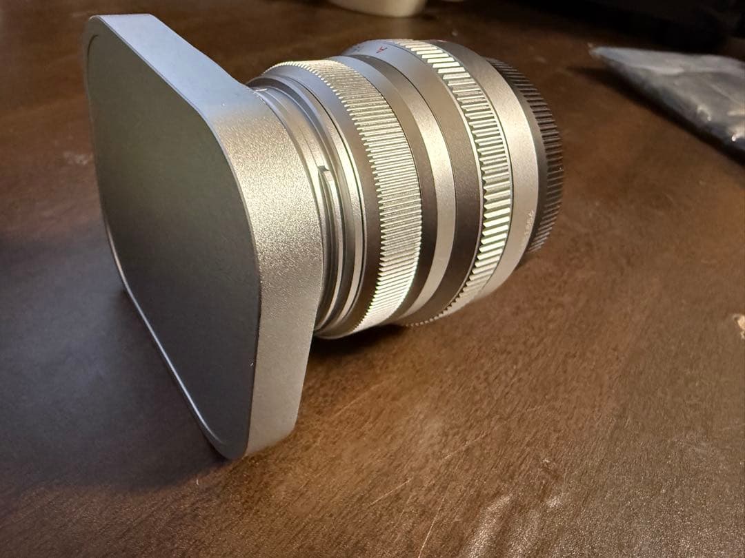 富士フイルム XF35mm F2 R WR シルバー｜角型メタルフード付き