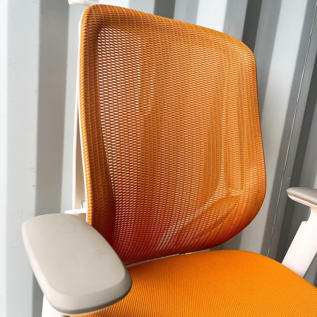 取付無料！オカムラ シルフィー オレンジメッシュ 可動肘掛付きハイチェア✨