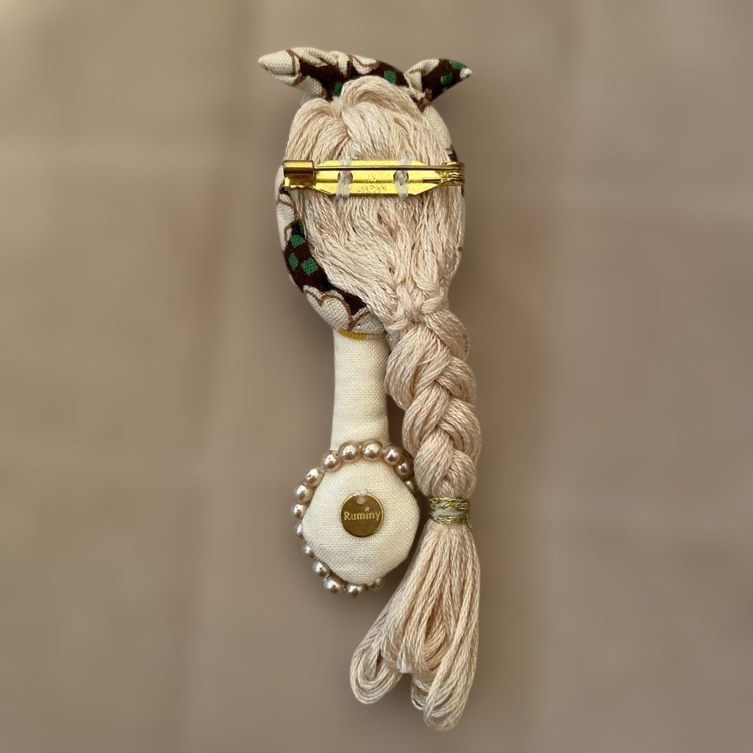 美品　Ruminy お人形チャーム　ブローチ♡