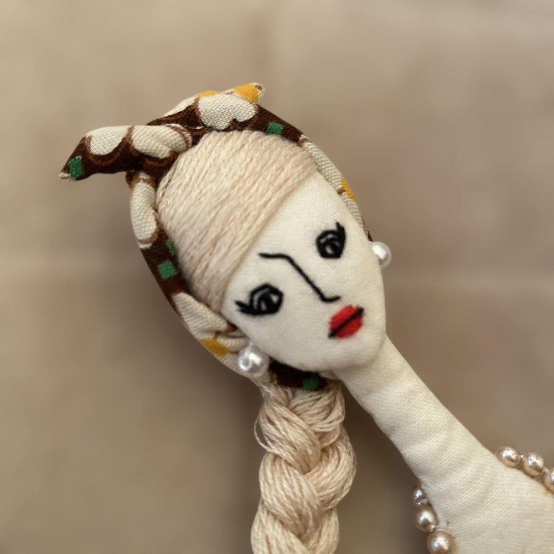 美品　Ruminy お人形チャーム　ブローチ♡