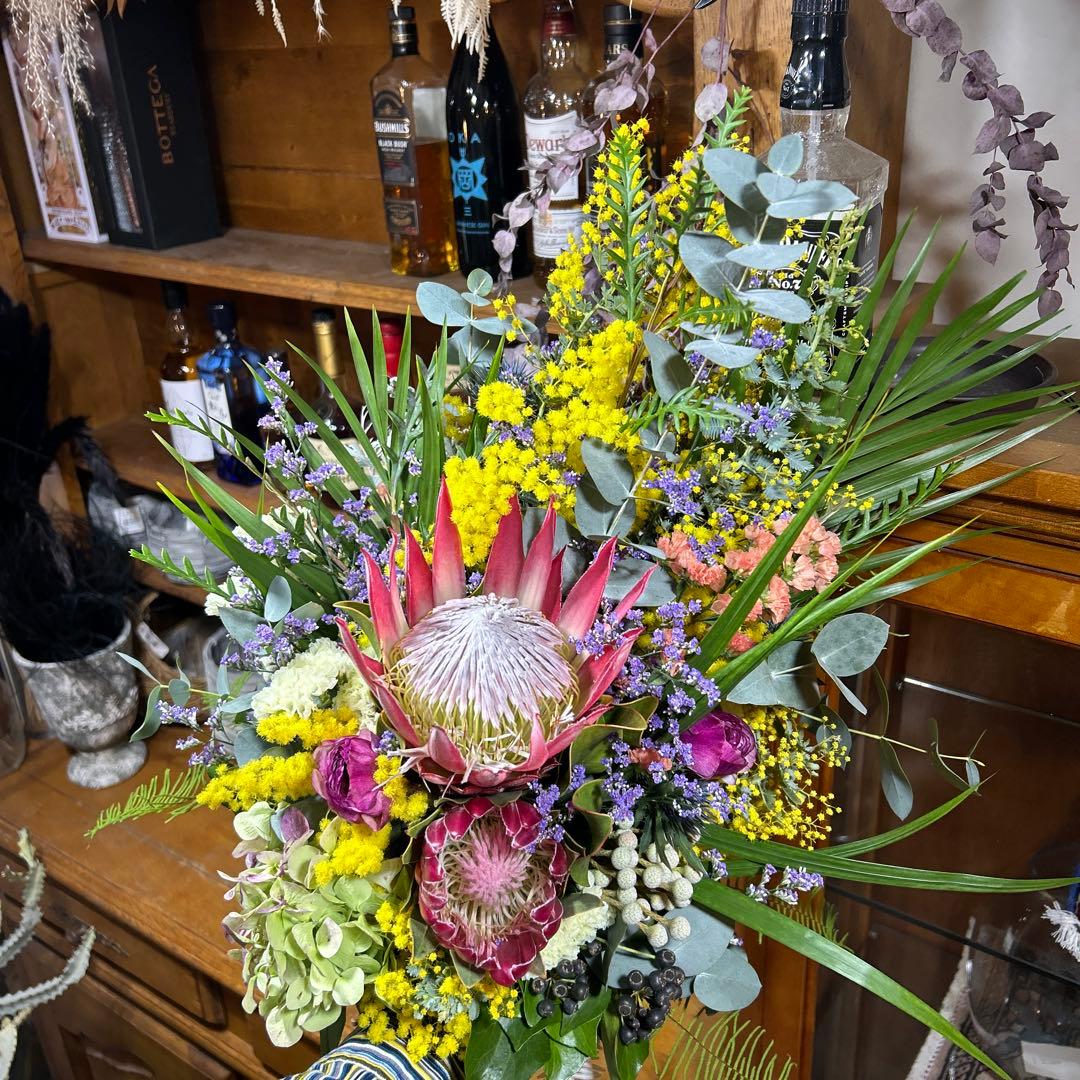 キングプロテアとミモザの吊り下げスワッグ