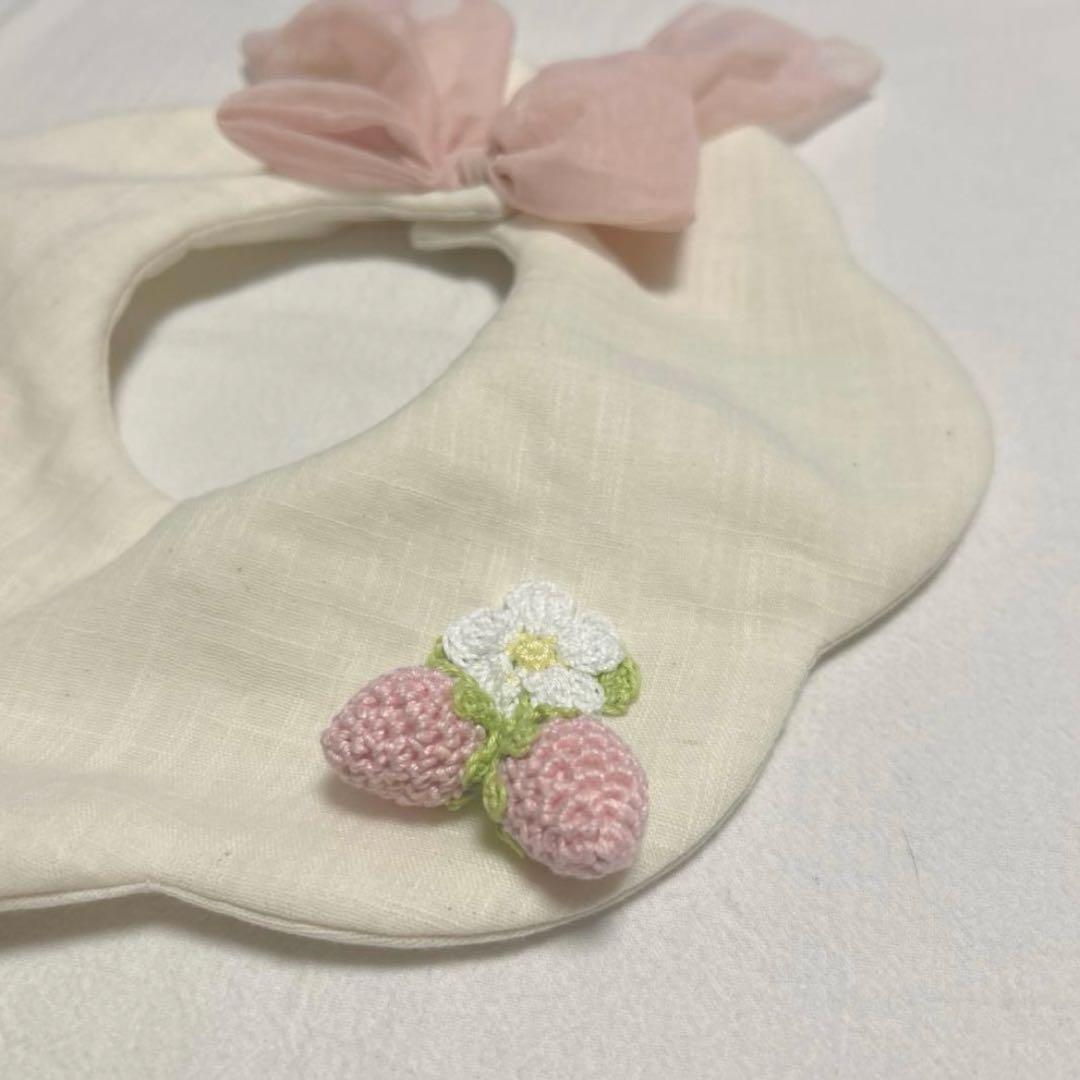 108 ハンドメイドスタイ　いちご　リボン　ベビースタイ