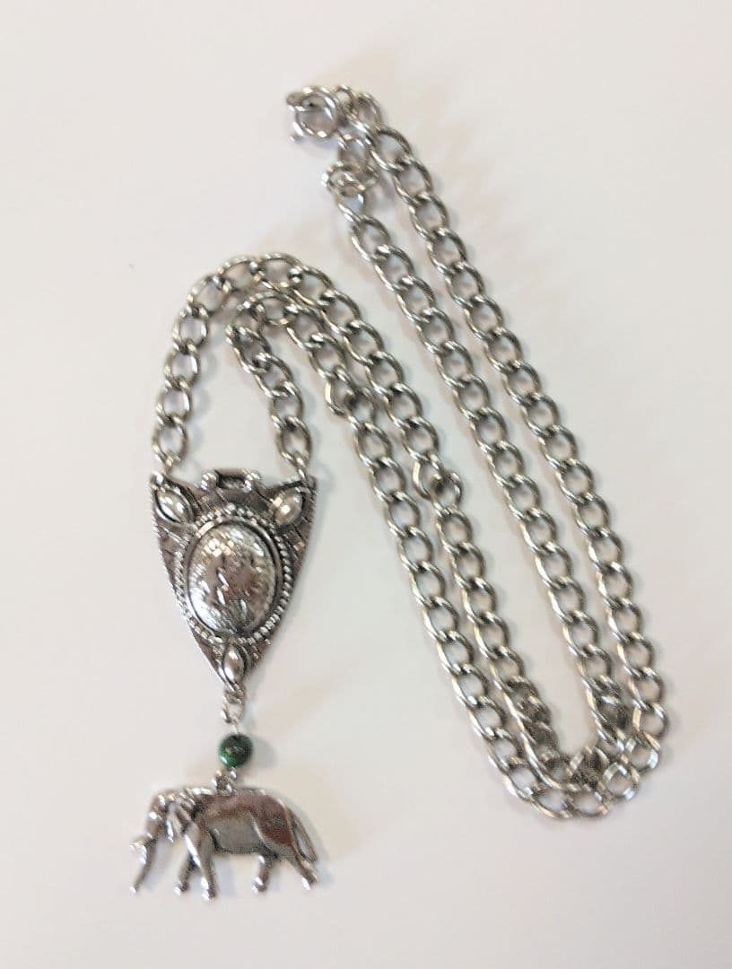 エレファントがデザインされたチェーンペンダント