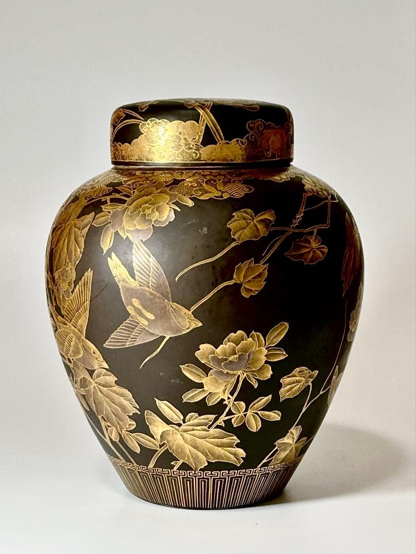 川本桝吉 竹内忠兵衛 蒔絵仕立 黒地金彩花鳥文沈香壺 瀬戸焼 名古屋絵付け